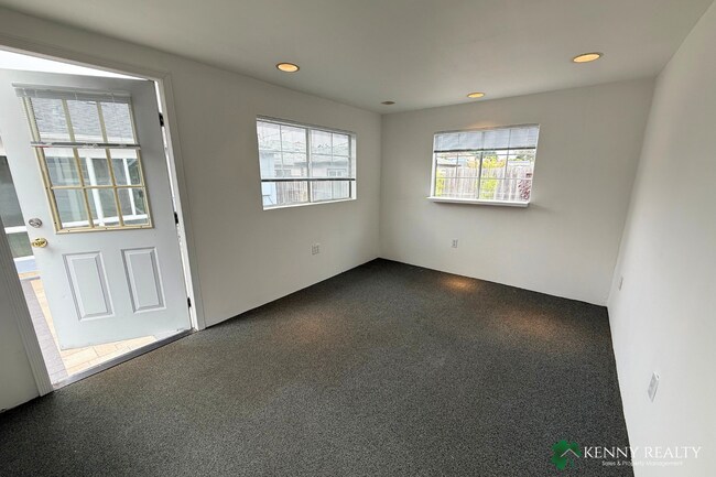 Building Photo - 136 Rosewood Way