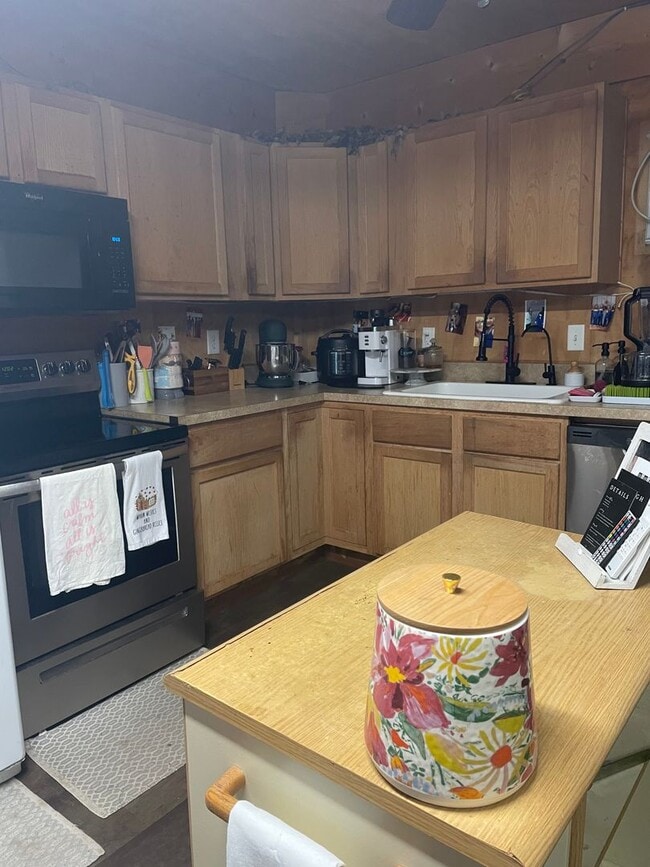 Building Photo - Beautiful 1Bedroom Bungalow next to Lake Hutchinson in Keystone Heights, FL