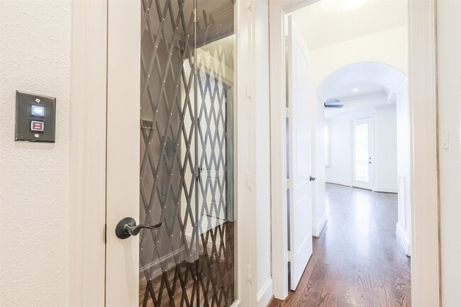 Building Photo - 407 W Bell St