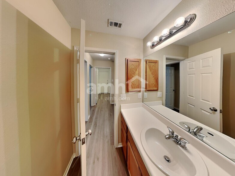 Building Photo - 318 Starling Creek