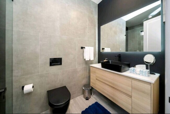 Building Photo - 1514 NE 5th Ct