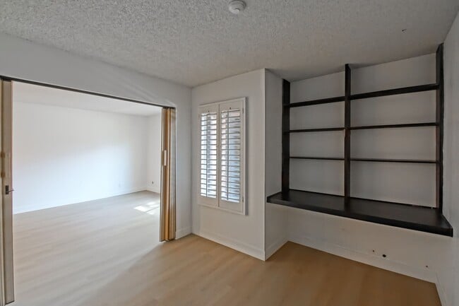 Building Photo - SPACIOUS, 2-STORY, 3BR2.5BA LAKESIDE CONDO...