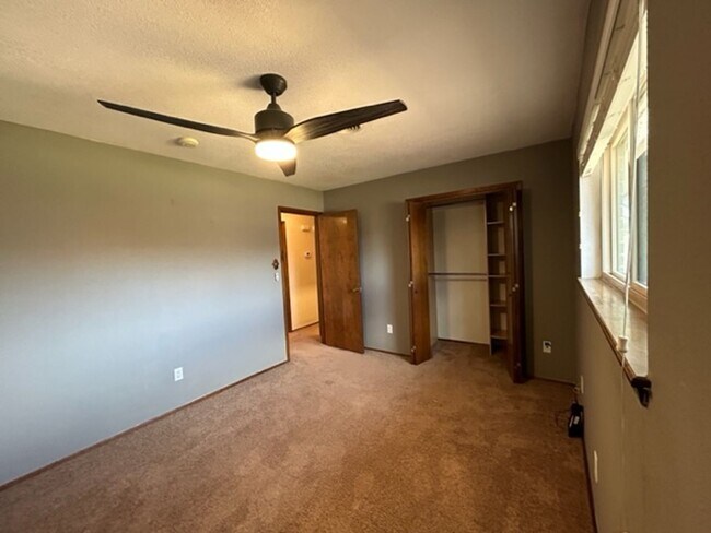 Building Photo - Large and Spacious 3 Bed Home! Mesa & Zia School District!