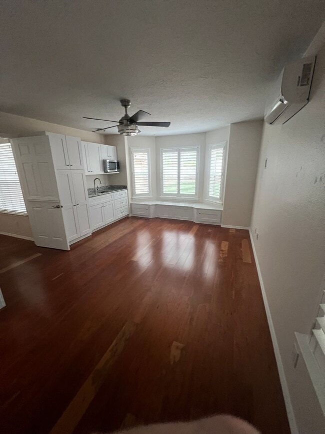 Building Photo - Executive Rental