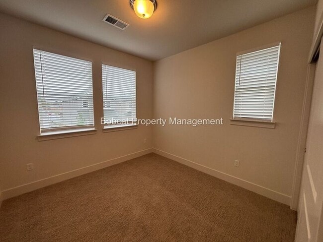 Building Photo - 1112 Little Ln