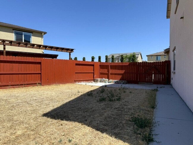 Building Photo - Spacious 4 bedroom/2 bath home waiting to ...