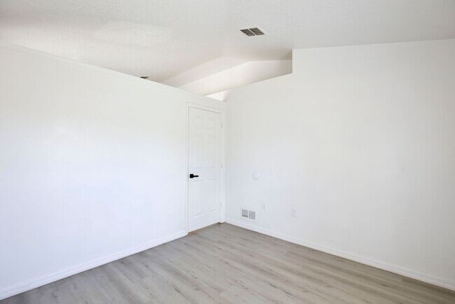 Building Photo - Stylish 3/2 + Office or Flex Space with Luxury Finishes & Spacious Open Layout