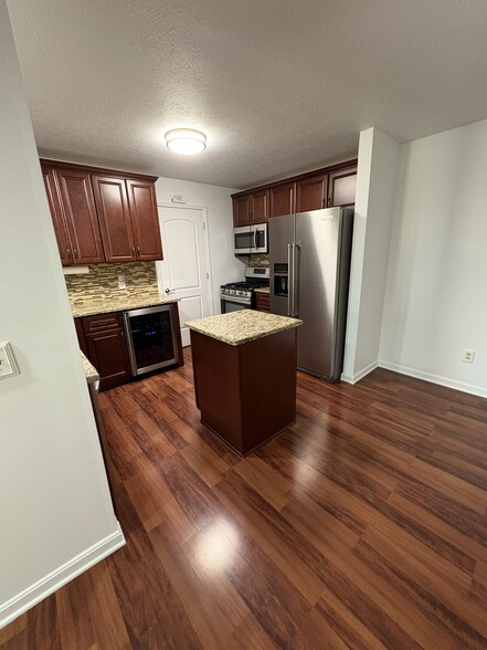 Building Photo - 8615 Scenicview Dr