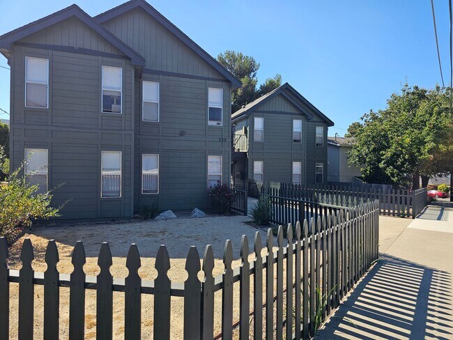 Primary Photo - 725 Pepper St