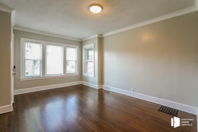 Building Photo - 9211 S Throop St