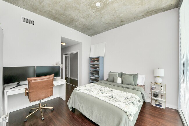 Building Photo - 5925 Almeda Rd