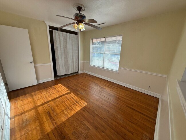 Building Photo - Gulf Breeze Proper - Casablanca - 2 bed, 1 bath