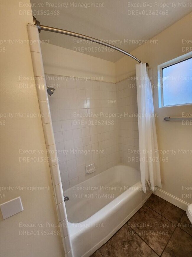 Building Photo - 3 bedroom/ 2 bathroom home located near th...