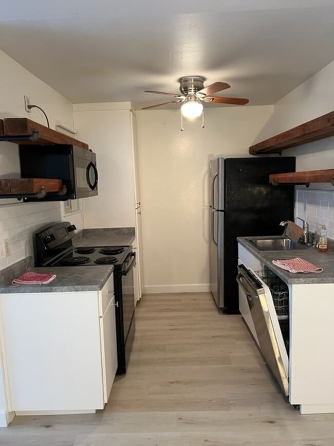 Building Photo - Great One Bedroom Condo Golden Oaks Monterey