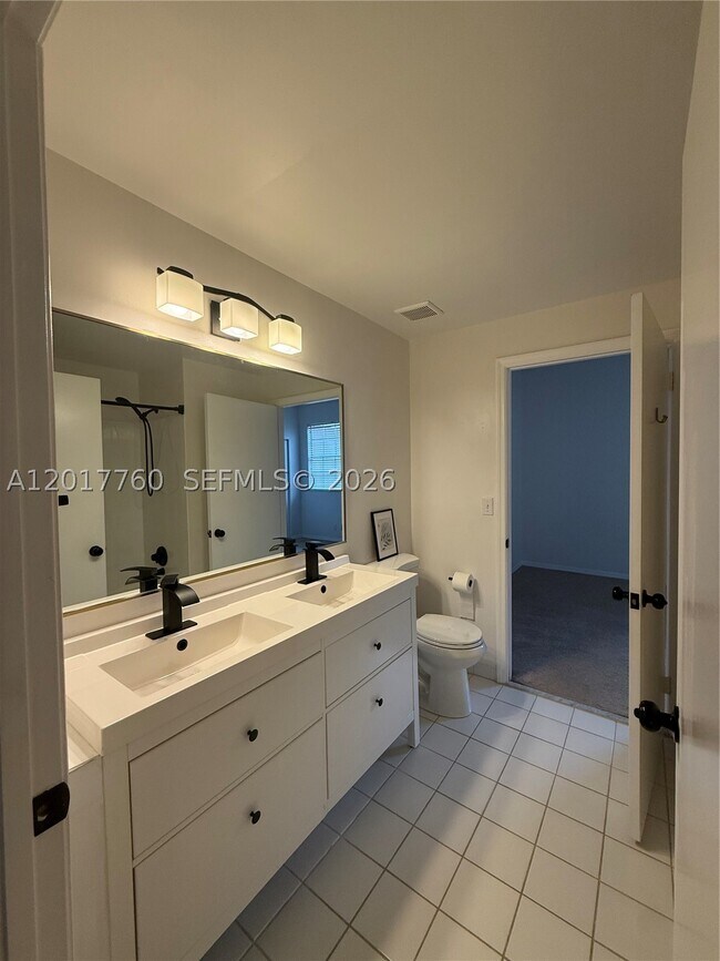 Building Photo - 1561 Sorrento Dr