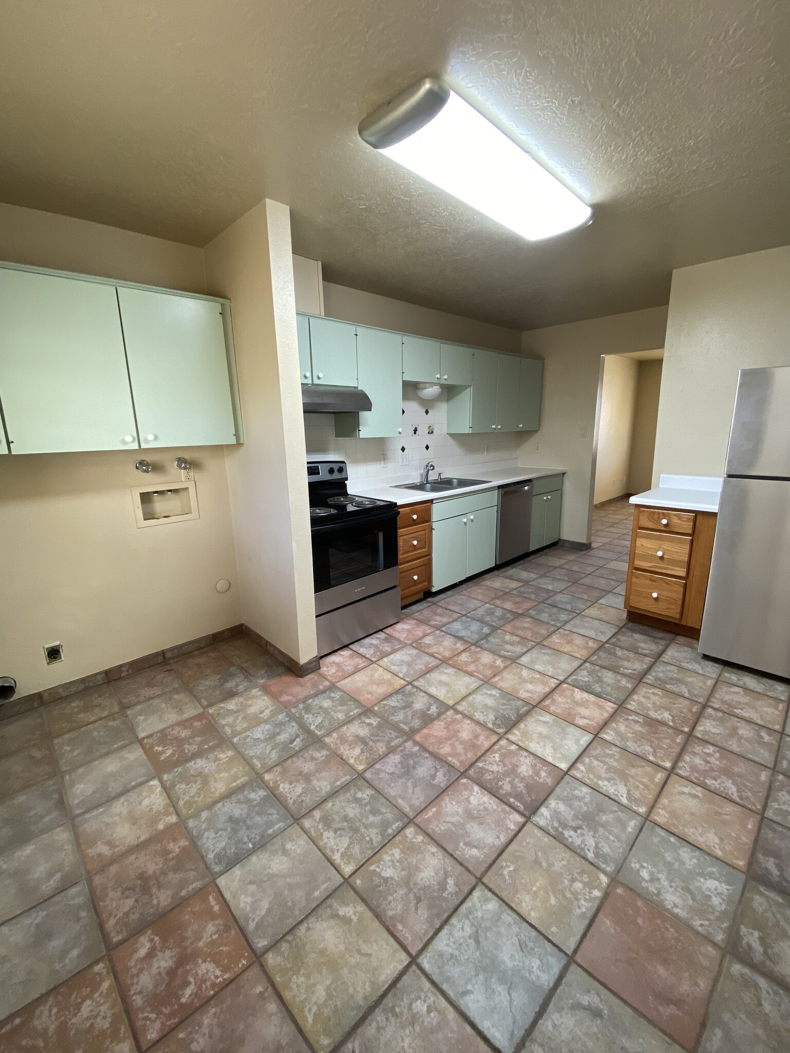 Kitchen - 1000 Glendale Dr