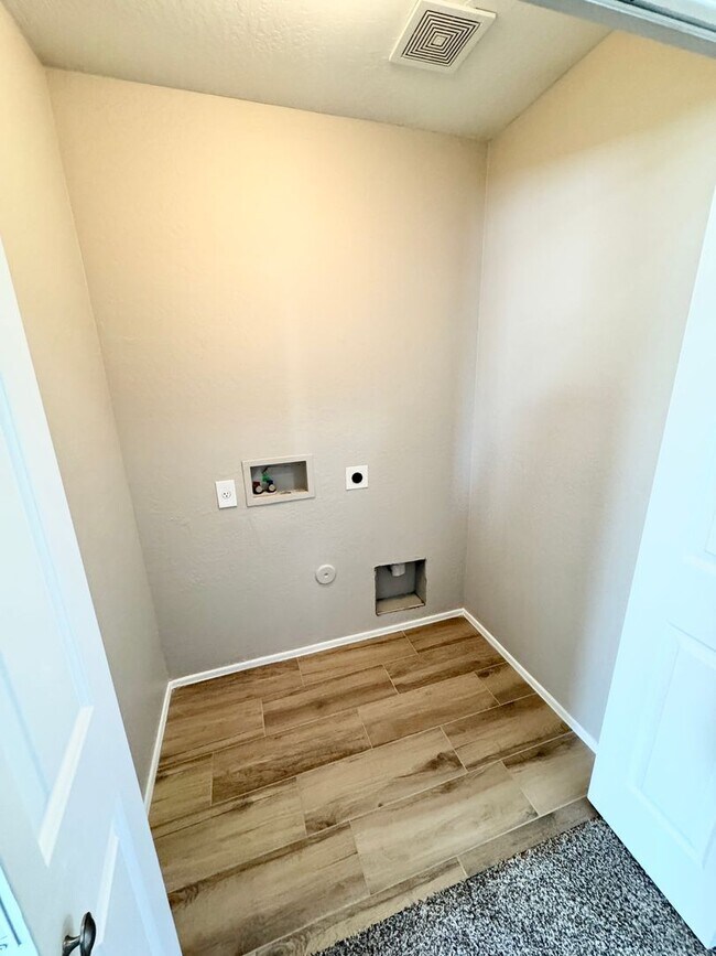 Building Photo - Remodeled 5 Bedroom/3 Bath Home. Upgraded Flooring & Kitchen!