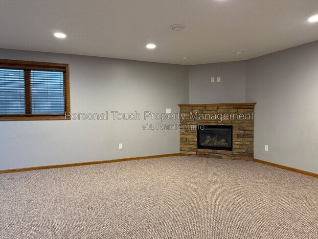 Building Photo - 3539 Woodbury Ct S