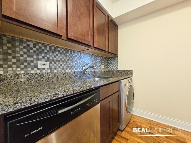 Building Photo - 0 bedroom in CHICAGO IL 60614