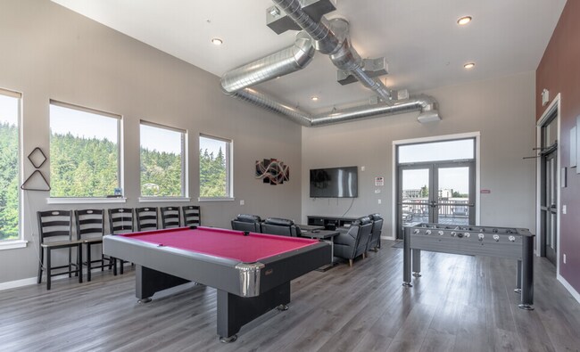 Building Photo - One Month of FREE RENT! 4 Bedroom Apartment, PRICE REDUCED!