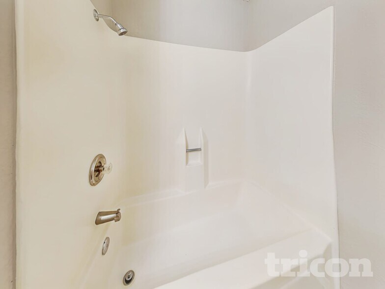 Building Photo - 2214 Townhall Ln