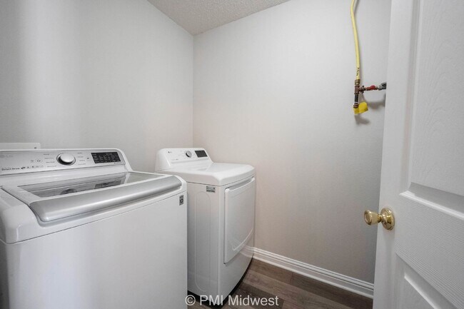 Building Photo - Charming 3-Bedroom Home with 2.5 Baths - Greenfield, IN!