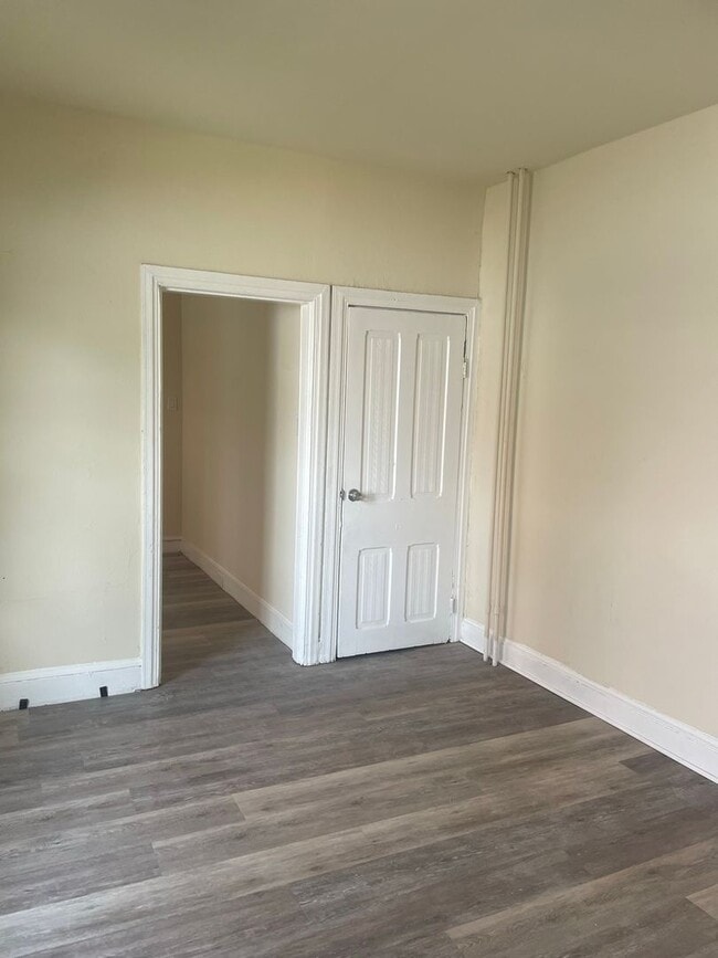 Building Photo - Large beautiful Home waiting for you