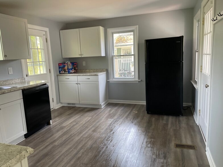 Building Photo - 99 Tillotson St