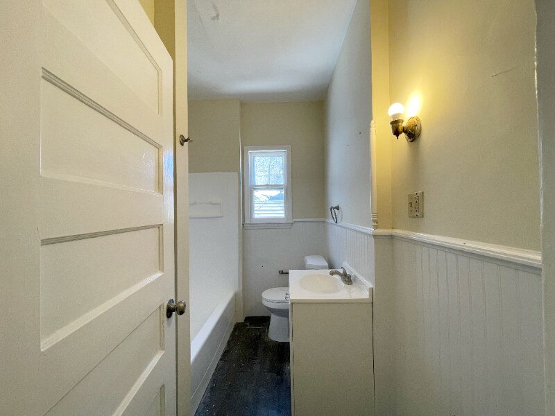 Building Photo - 142 Hillside Ave