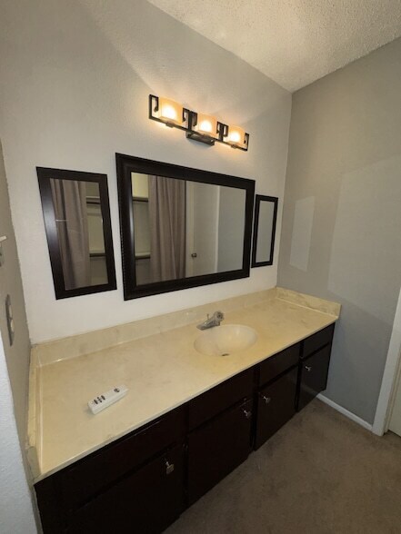 Building Photo - 13002 Leader St