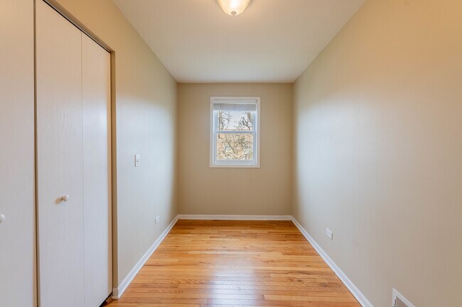 Building Photo - 2724 N Meade Ave