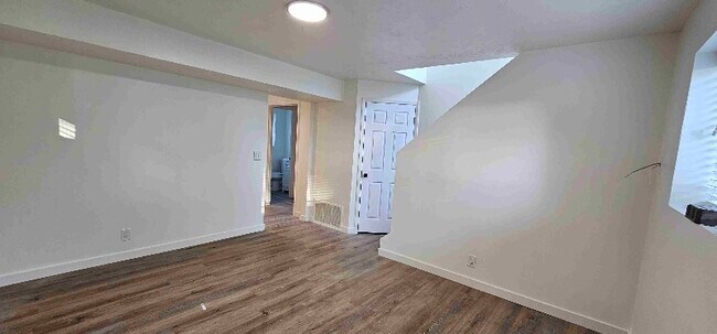 Building Photo - 922-928 E Fairclough Dr