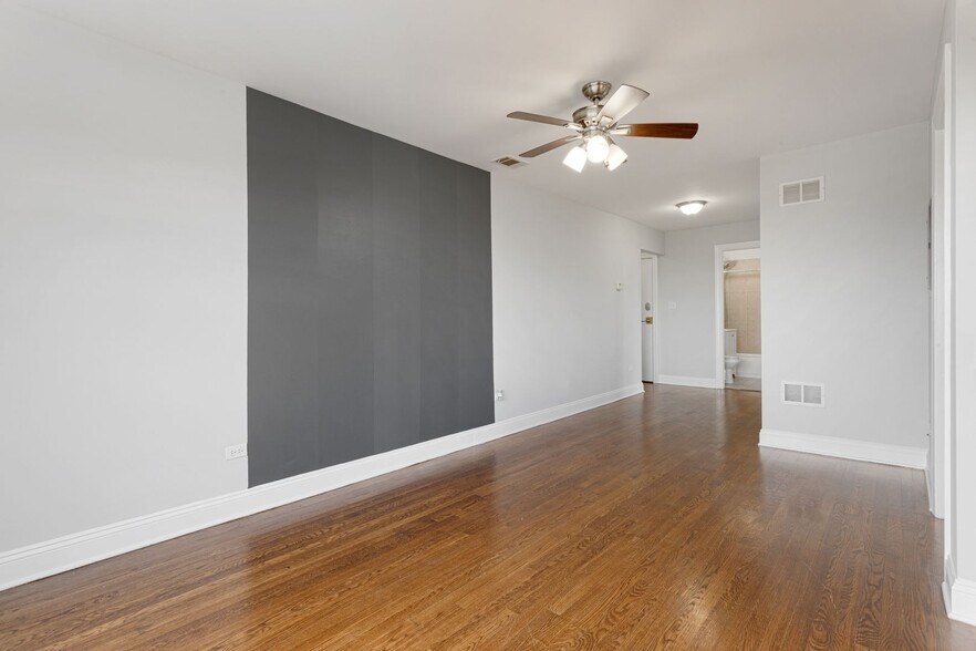 Building Photo - 7626 N Marshfield Ave