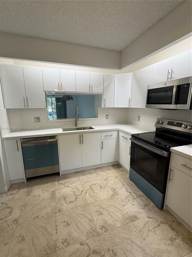Building Photo - 550 SW 137th Ave