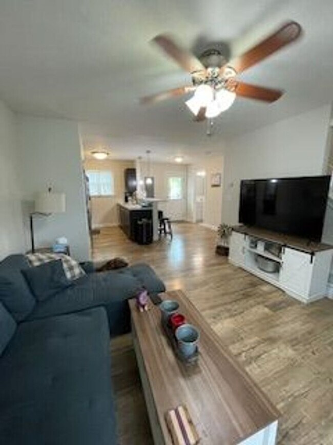 Building Photo - Oak St Duplex
