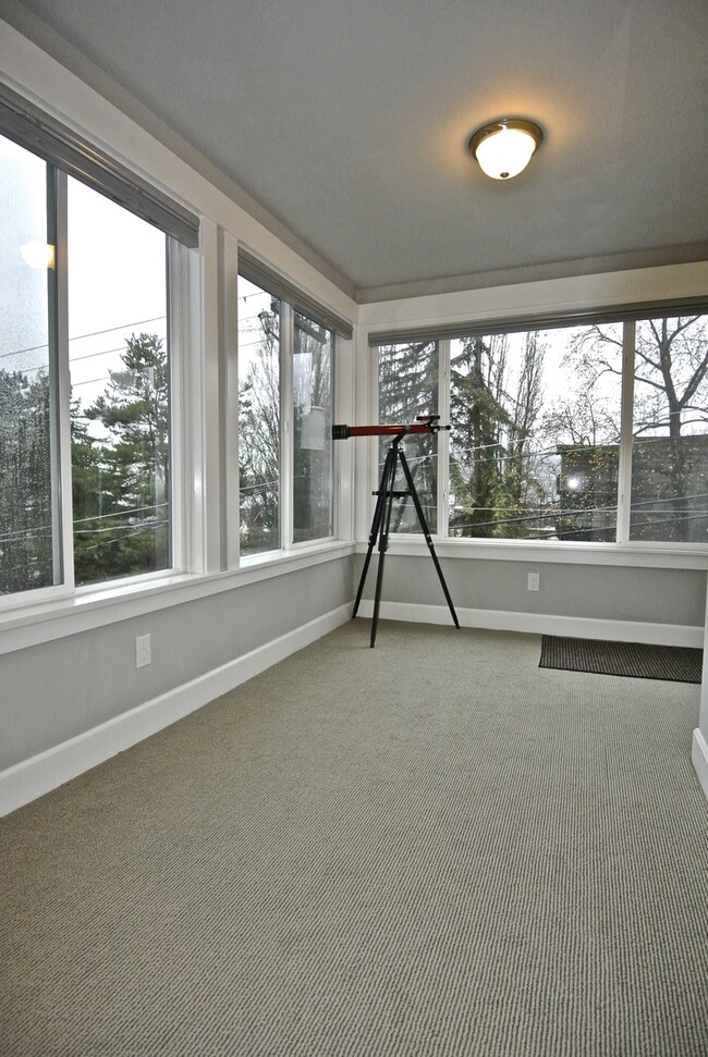 Building Photo - EXQUISITE 4 BED/3 BATH FURNISHED EASTLAKE ...