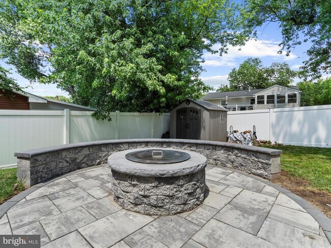 Building Photo - 7896 Pavilion Dr