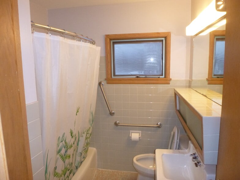 Bathroom - 9404 W North Ave