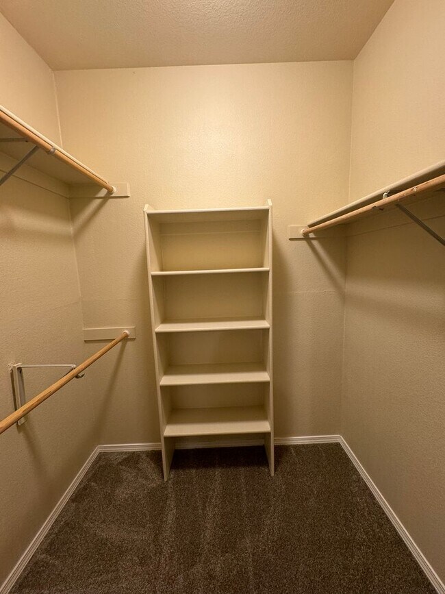 Building Photo - Gated West Side 2 bedroom/2 bath condo