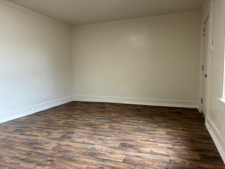 Building Photo - 626 W Trotter St