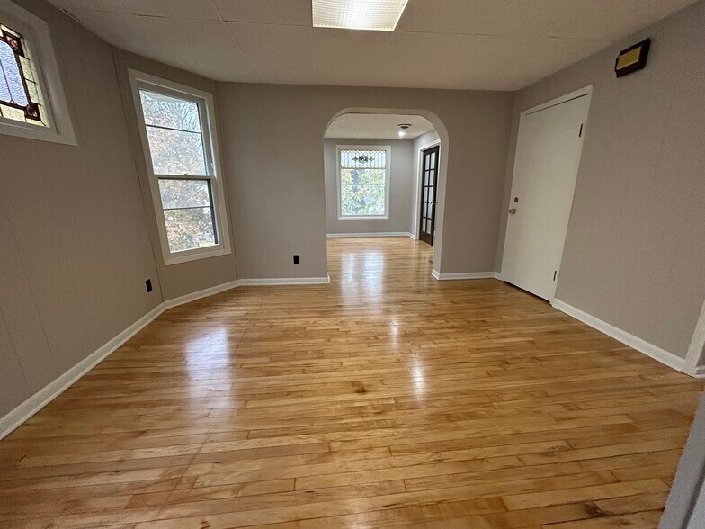 Building Photo - 512 8th Ave NE