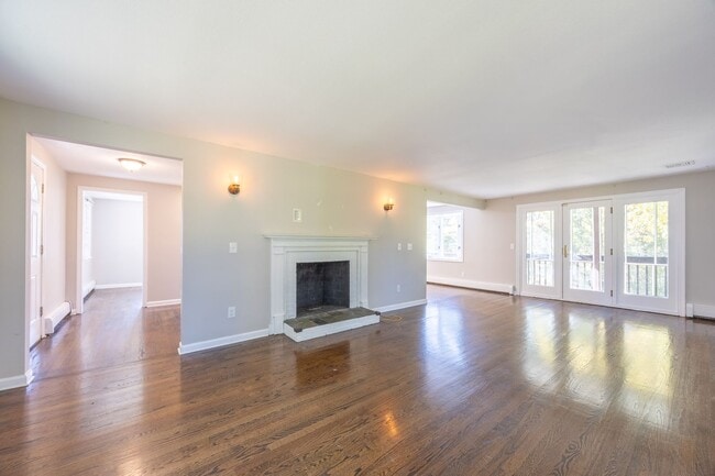 Building Photo - Charming 4 Bedroom Colonial with Updated K...