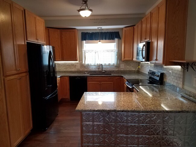 Building Photo - House For Lease