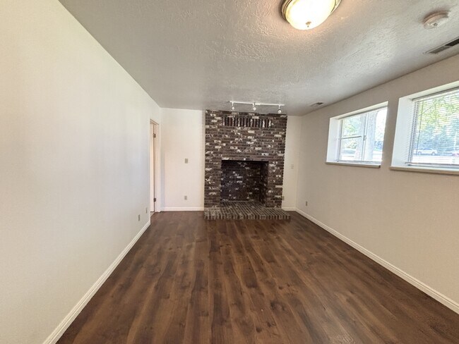 Building Photo - 2243 Aspen Hills Dr