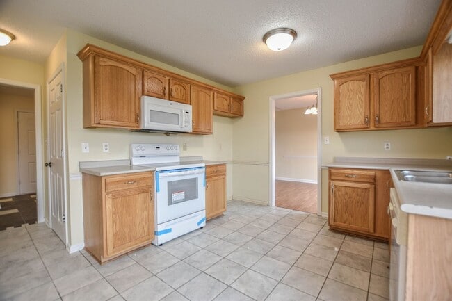 Building Photo - Pet Friendly Three Bedroom!