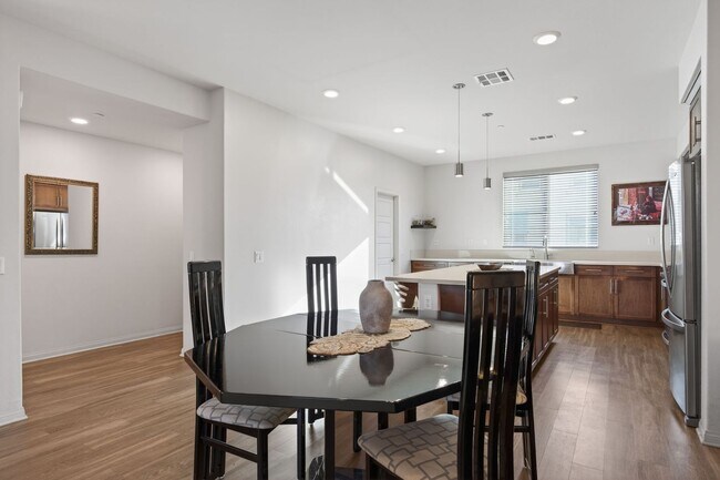 Building Photo - 3-Bed + 3.5-Bath Townhouse | Springville | Camarillo | Unfurnished