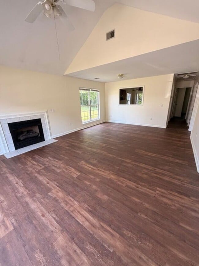 Building Photo - Beautiful and spacious! Ready for move in!