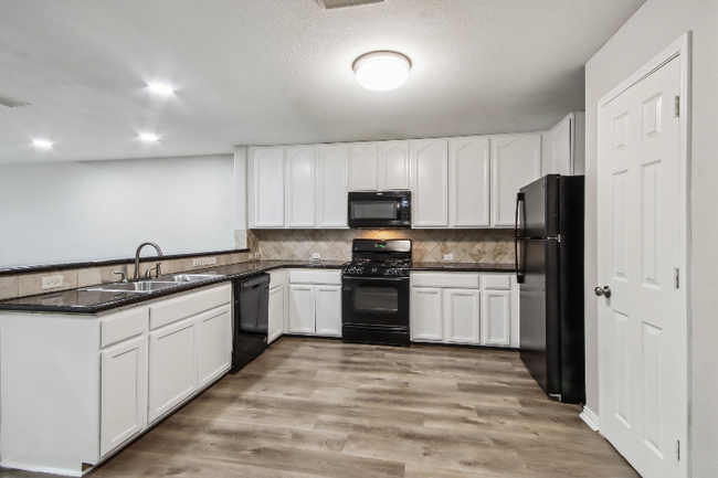 Building Photo - 8210 Radial Ct
