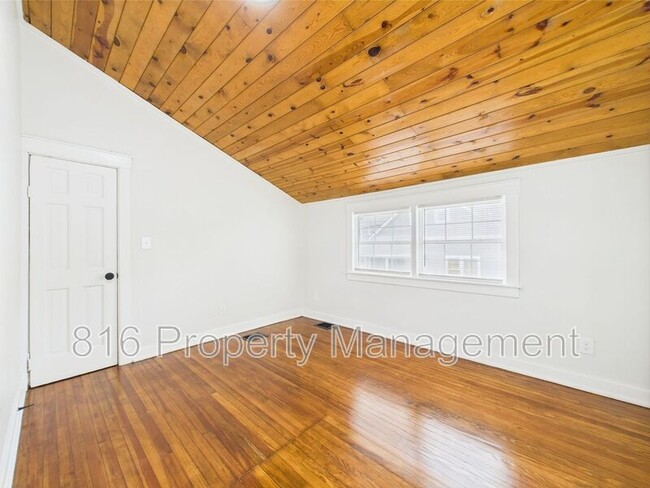 Building Photo - 633 S Fuller Ave