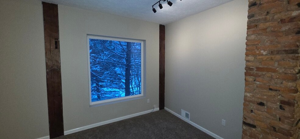 Building Photo - 484 Merchants Rd